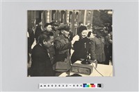 藏品(蔣總統復職紀念珍影：總統夫婦向歡呼民眾答禮)的圖片